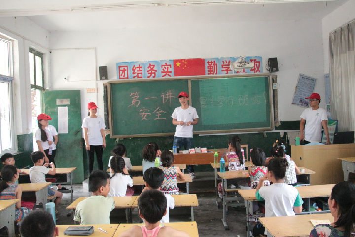 志愿者在班级给学生召开²溺水专题会(摄影 任双辉).JPG