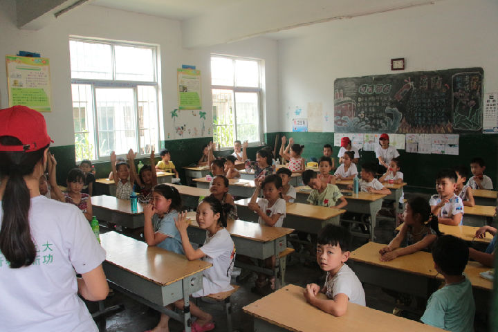 小朋友积极回答防溺水安全知识(摄å½?胡鸿博).JPG